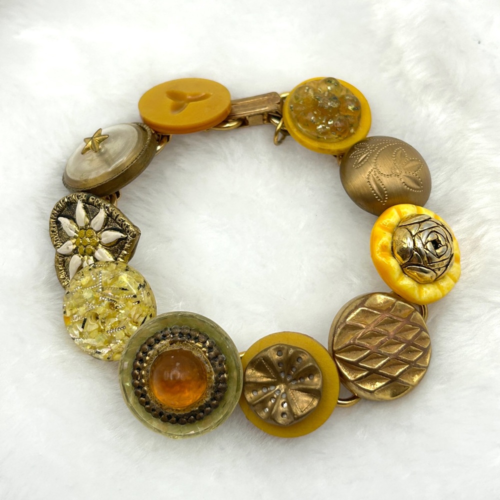 🌼 Vintage Button Bracelet | Gold Tone | Flowers | Signed J.R.M. | 7.5”